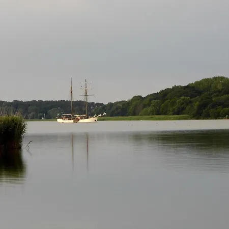 Freistehendes Am Malerischen Nepperminer Mit Terrasse Und Ruderboot Feriehus Neppermin